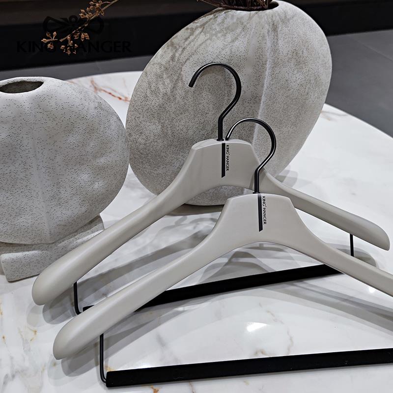 金领结高端米灰色实木衣架衣柜衣帽间衣挂高档大衣无痕护型衣架