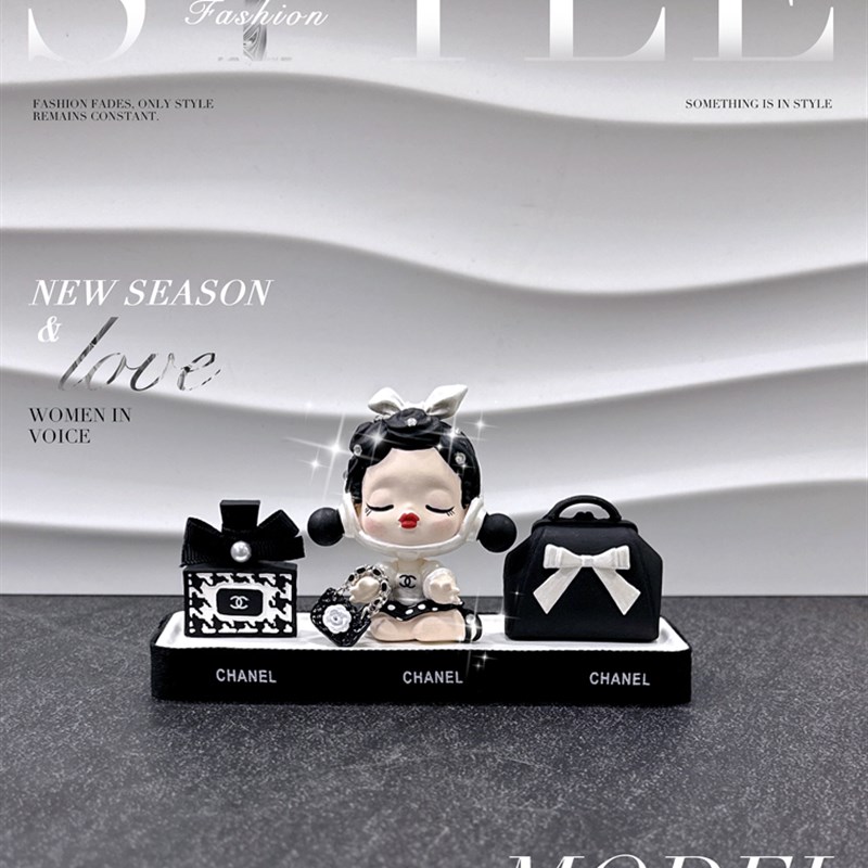 车摆件2023新款女士女r神高级感车内装饰前台摆件中控台泡泡玛特S