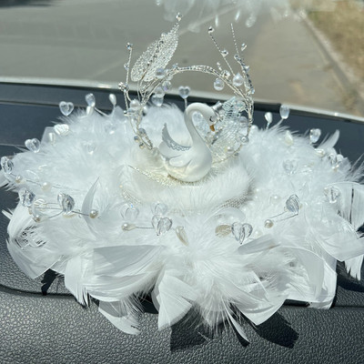 新款汽车摆件水钻天鹅车载高档圆形羽毛垫车上仪表台上装饰用品女