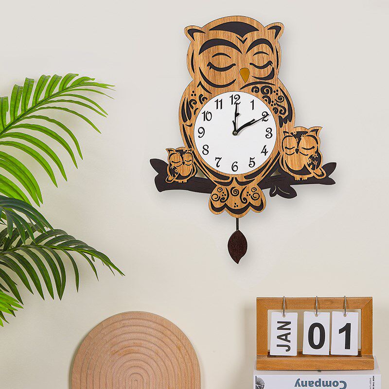 猫头鹰挂钟客厅家用免打孔钟表时尚创意儿童实木静音摇摆时钟挂表