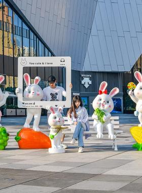 户外发光卡通兔子雕塑景观网红打卡商场样品屋展示中心玻璃纤维摆