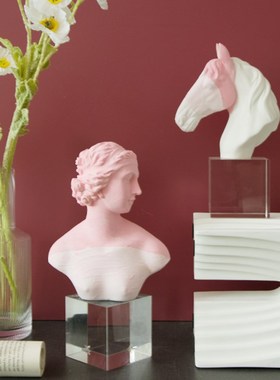 渐变粉淡红色马头水晶摆件桌面艺术人物雕塑雕像橱窗高级感装饰品