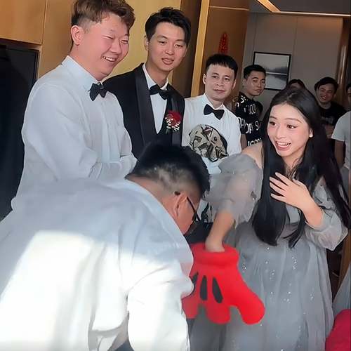 结婚游戏指东看西红色大手套指挥棒趣味接亲道具堵门整人新郎伴郎