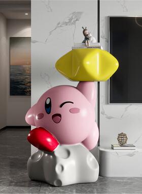 Kirby地板站立大装饰品旁边的沙发在客厅，大型艺术装饰品旁边的