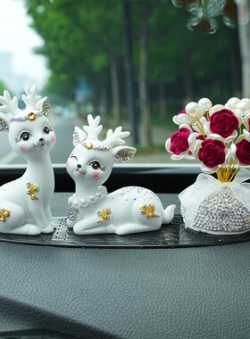 一路平安鹿汽车摆件2024新款中控台车H载香薰高级感女士车内装饰