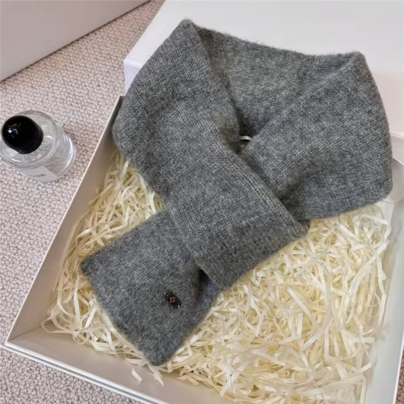 十月围城冬季新款日韩系羊毛针织混纺穿耳插孔小围巾百搭保暖围脖