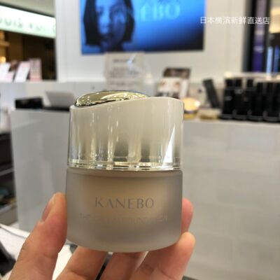 日本嘉娜宝奢华臻萃贵妇粉霜粉底