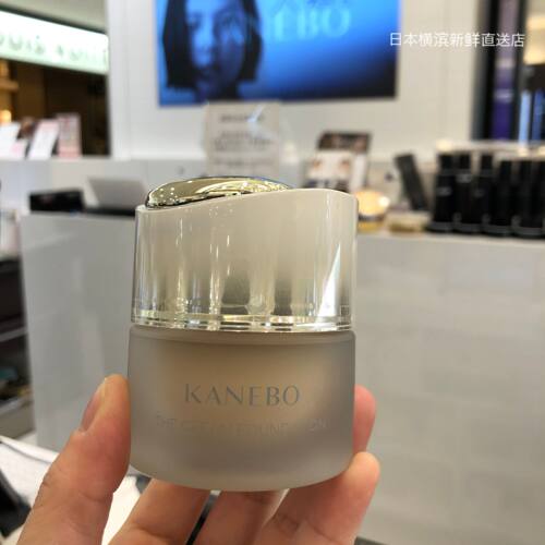 日本嘉娜宝奢华臻萃贵妇粉霜粉底