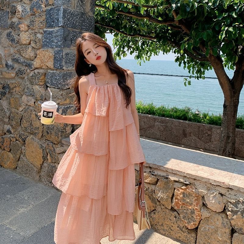 粉色温柔风吊带连衣裙女夏季2025新款韩系甜美减龄海边度假蛋糕裙