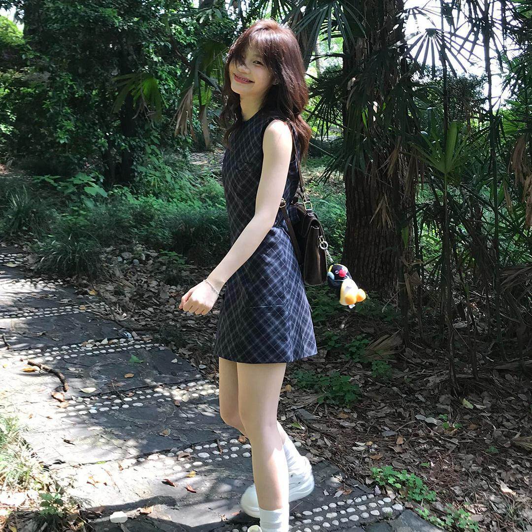 韩系学院风格纹无袖连衣裙女2026年夏季新款收腰显瘦复古背心短裙