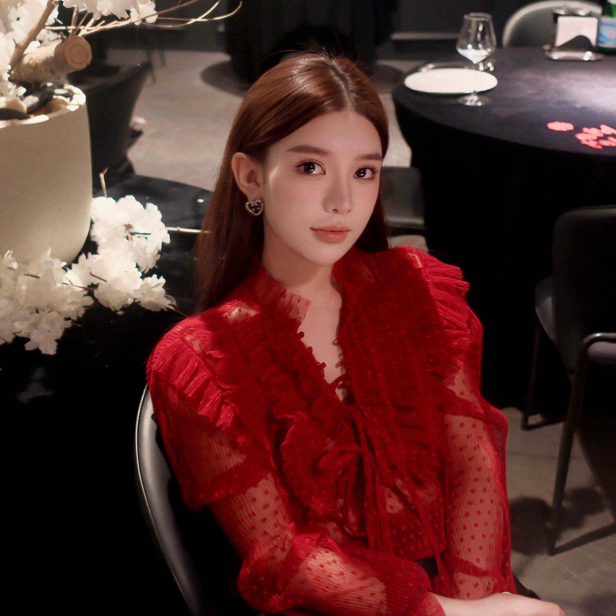 新年红色衬衫女2026秋冬高级感轻奢减龄洋气小衫绝美巨好看的上衣