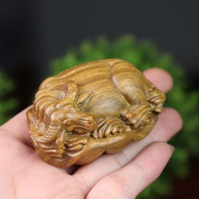 绿檀木雕荷叶卧牛手把件生肖牛文玩把玩件男士随身雕刻木制工艺品