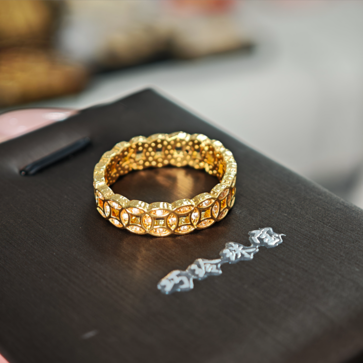 黄金饰品18K金 镶嵌钱多多钱币简圆 配饰时尚百搭 轻奢潮流