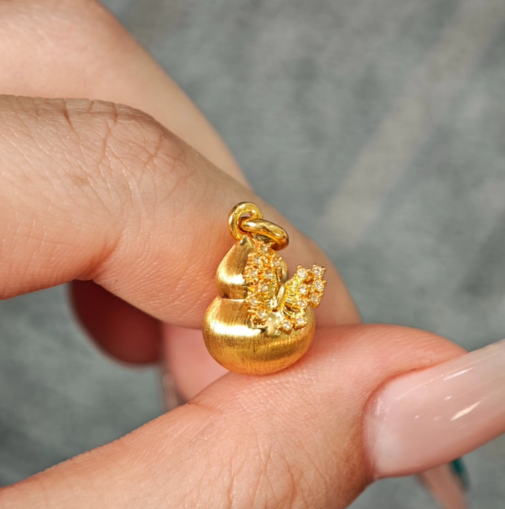 18K金吊坠 镶嵌工艺葫芦带蝶吊坠 xy 80058,珠宝/钻石/翡翠,颈饰,淘宝优惠券,粉丝福利购,淘宝优惠卷