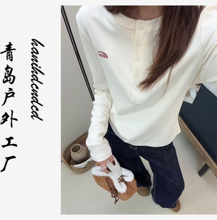 韩代极简风徽标刺绣亨利领长袖 T恤女白色正肩显瘦上衣