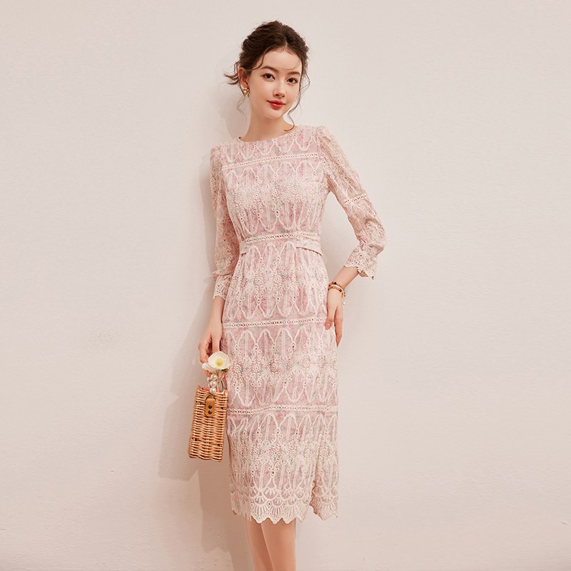 白鹿语时尚优雅绣花工艺裙子2024秋新款圆领收腰修身长袖连衣裙