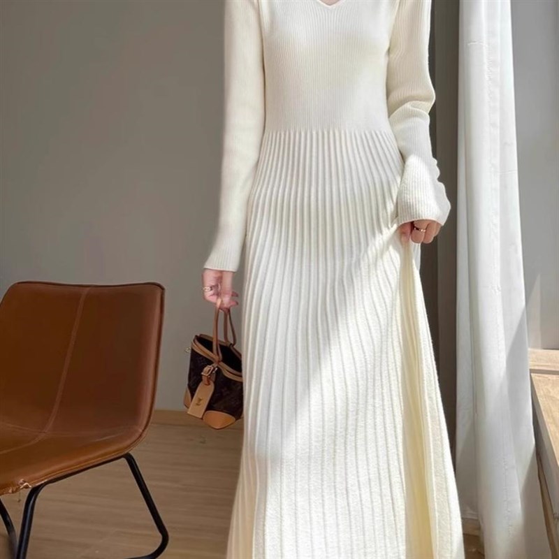 配大衣的针织连衣裙女冬季气质名媛高级感收腰内搭a字毛衣裙长裙