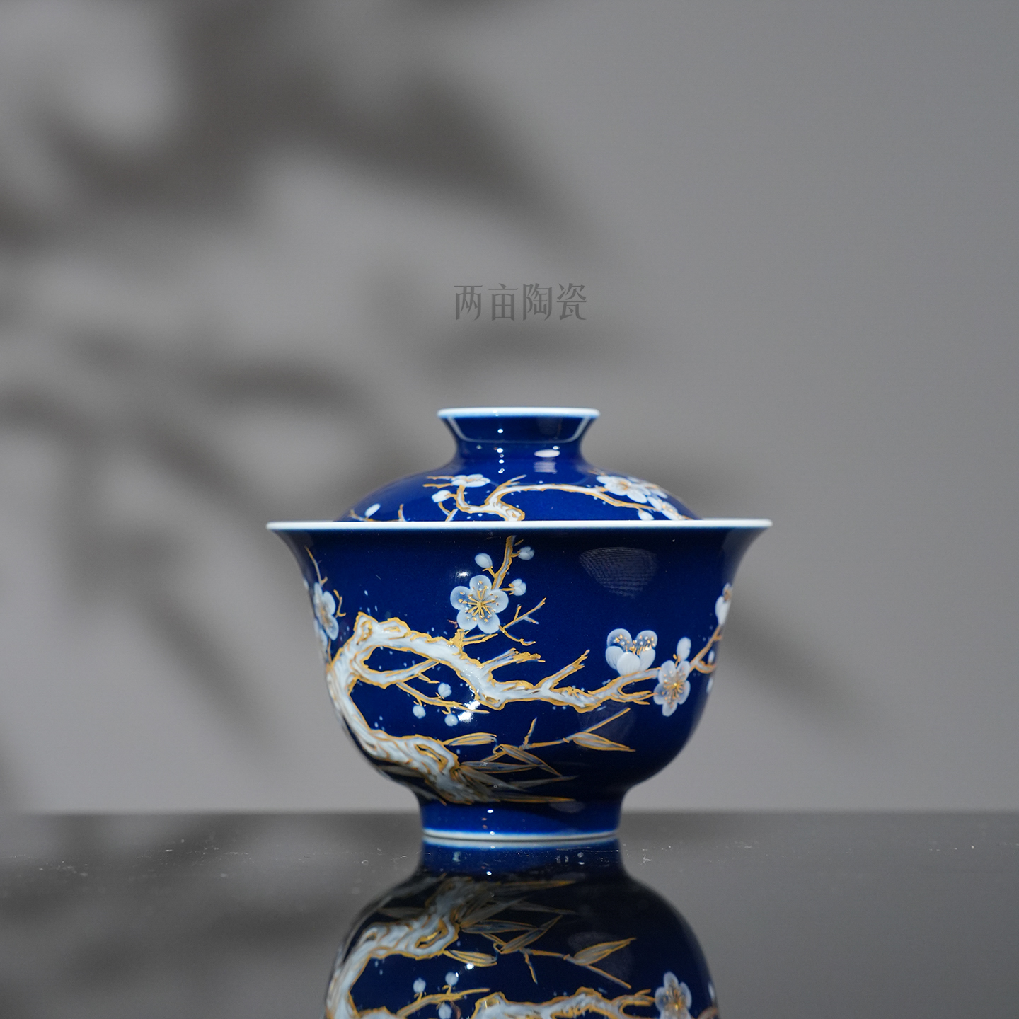 初蓝舍霁蓝堆白描金梅花盖碗