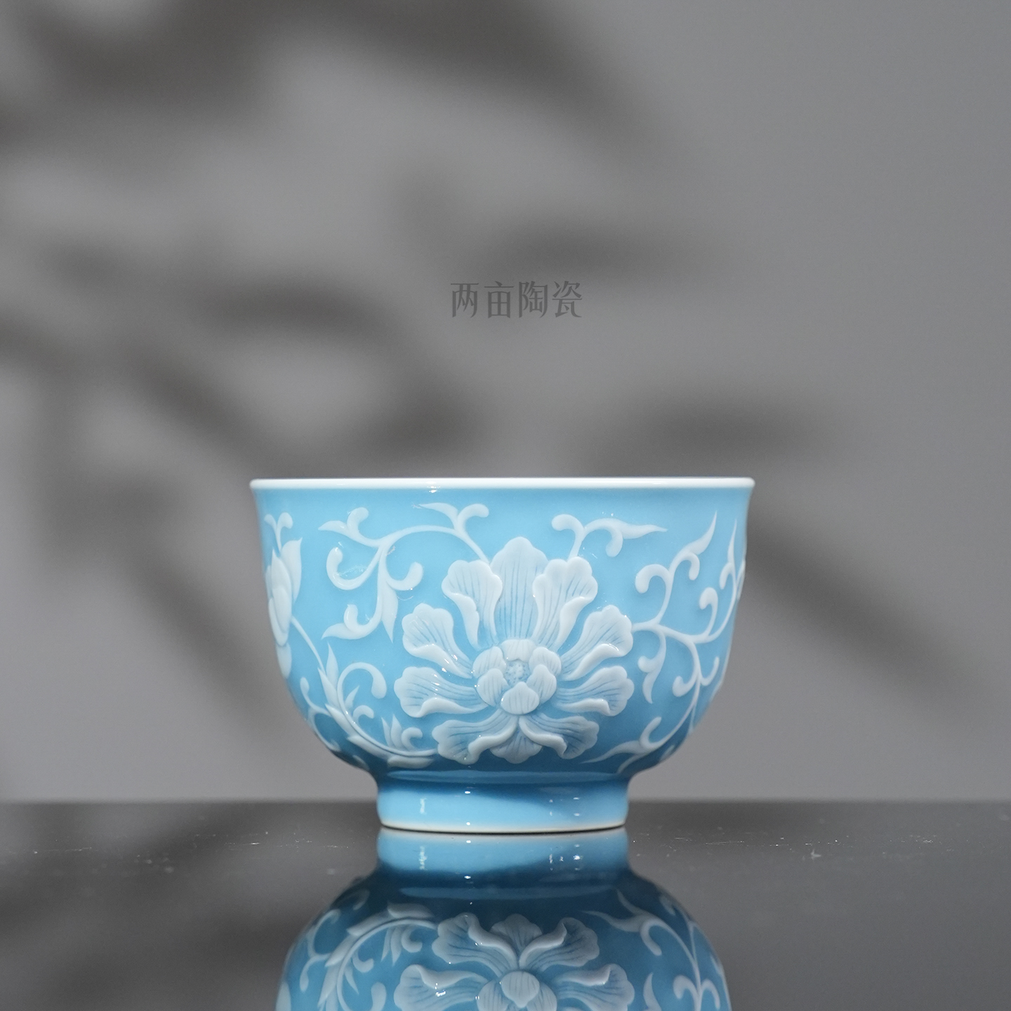 初蓝舍天青堆白缠枝牡丹杯