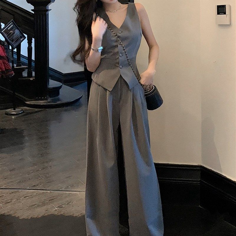 气质飒风高级感穿搭两件套装女无袖西装马甲背心+百褶半身短裙子