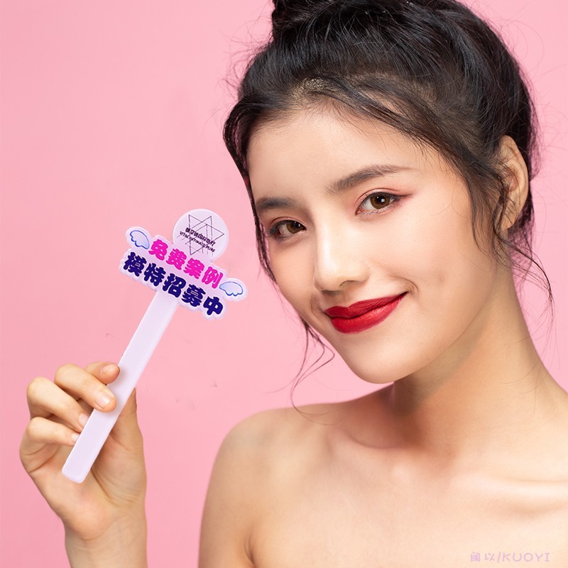 亚克力创意手拿logo牌美容院遮挡手持广告牌防盗图认证小手牌定制图片