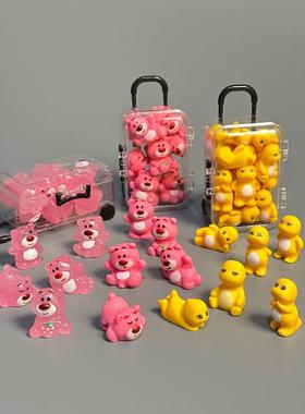 可爱草莓熊奶龙公仔摆件行李箱模型儿童过家家车载桌面装饰小配件