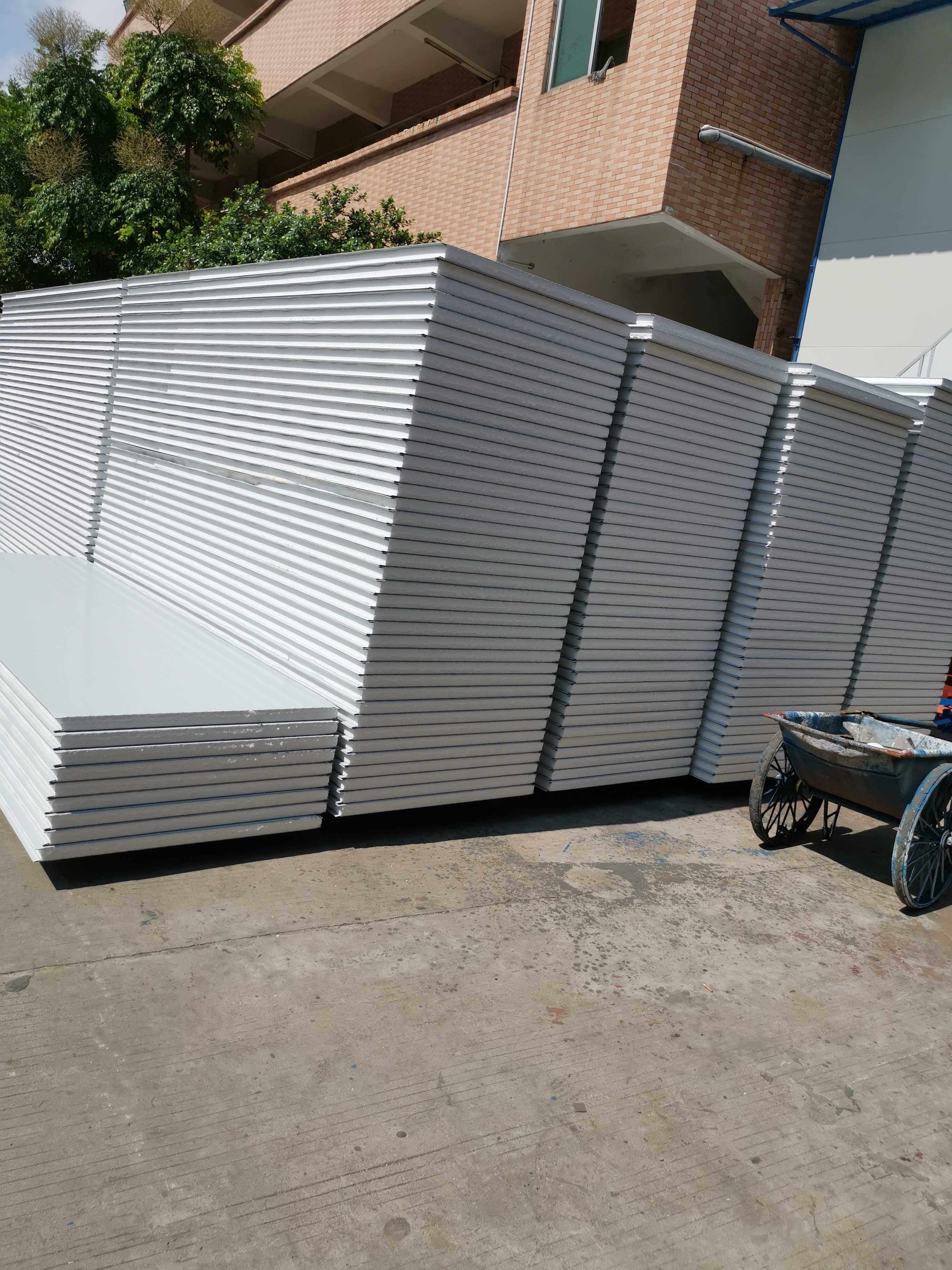 东莞彩钢板泡沫板夹心板活动房围挡板厂房车间隔墙板钢结构阳光房