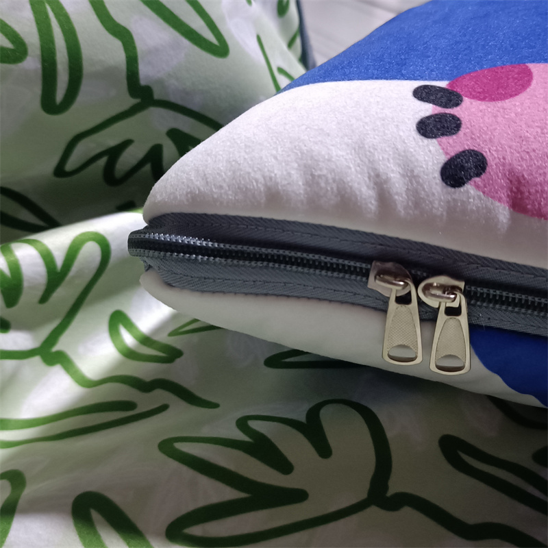 卡通印花折叠抱枕被两用毯子二合一加厚车载客厅沙发空调毯披肩毯