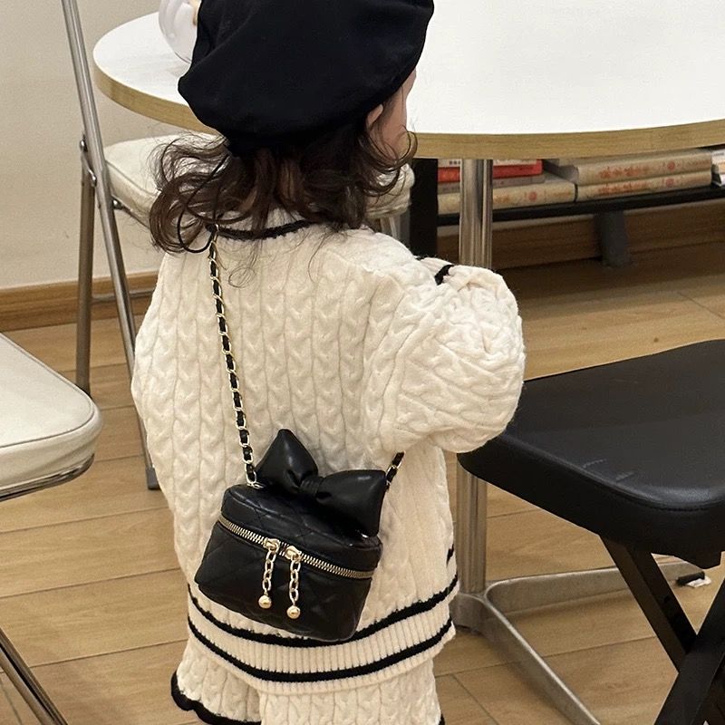 儿童包包女孩2025新款幼儿园宝宝轻便时尚盒子包小公主蝴蝶结背包