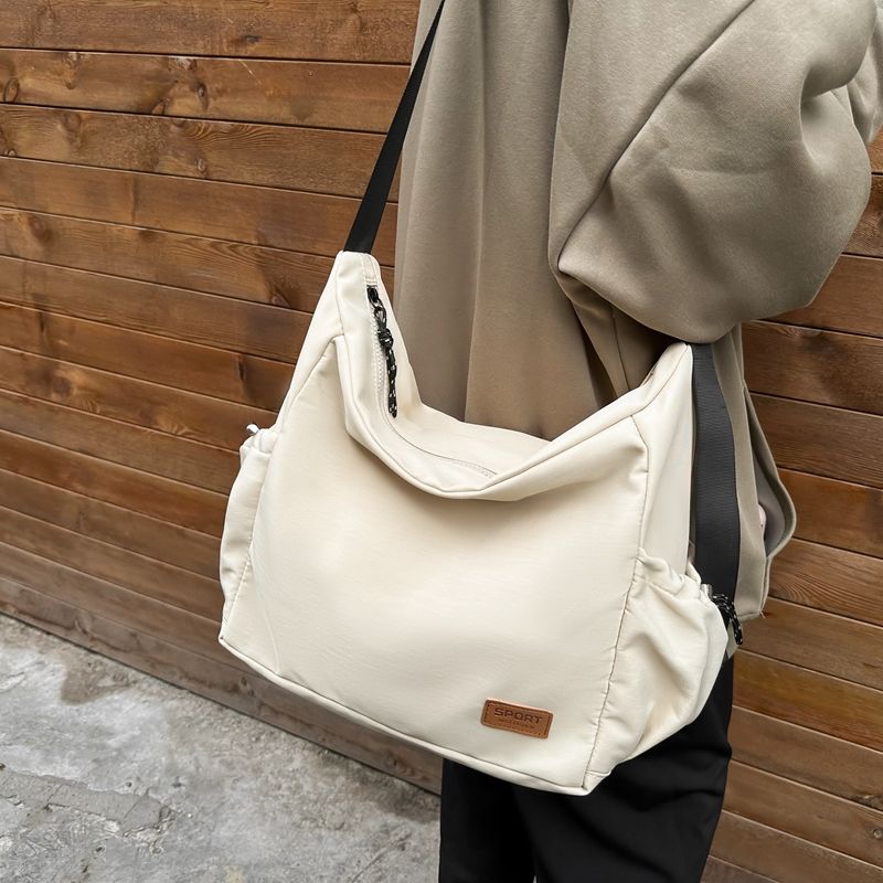 大容量帆布斜挎包女轻便收纳背包休闲运动健身包单肩大学生邮差包