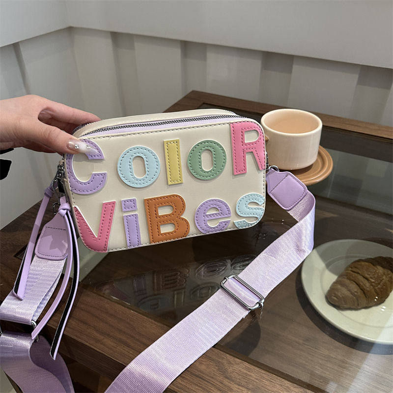 流行多巴胺撞色潮流相机包新款女包时尚字母色块拼接小方包斜挎包