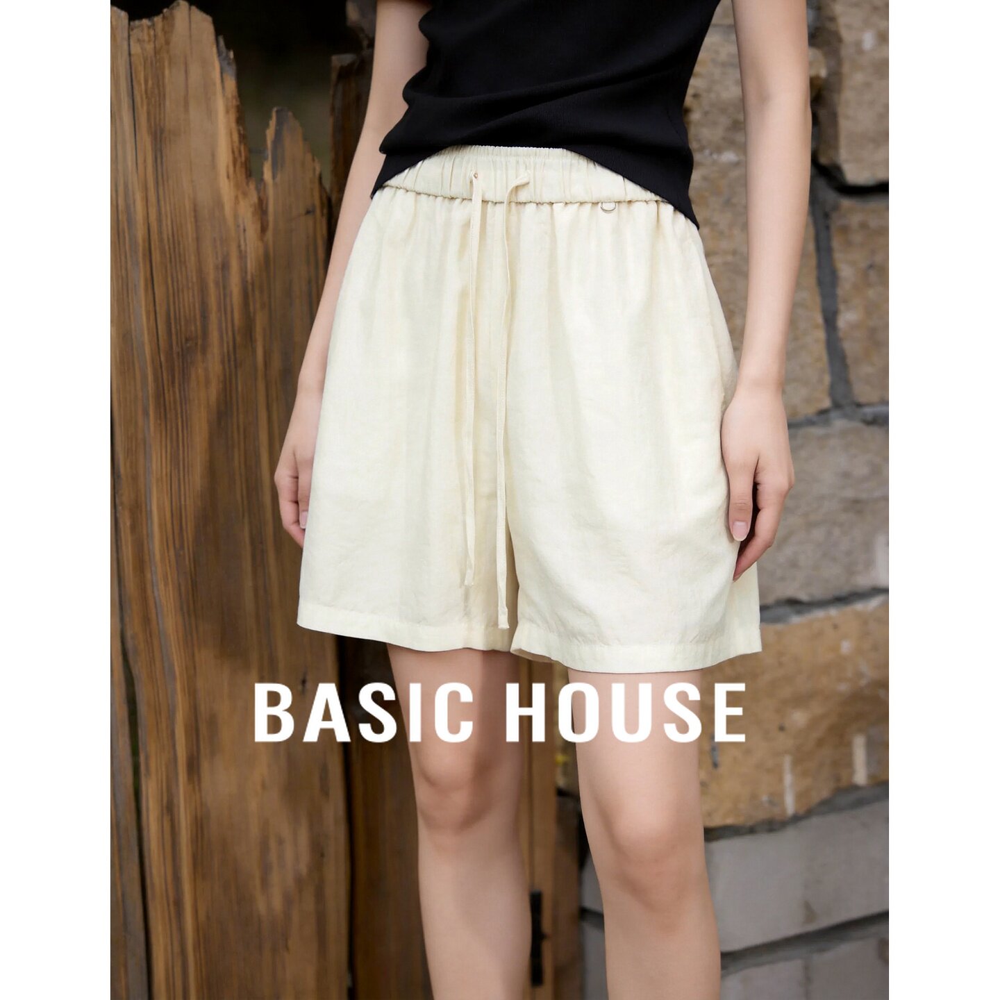 Basic House/百家好白色休闲短裤女夏季新款显瘦减龄纯色微喇裤