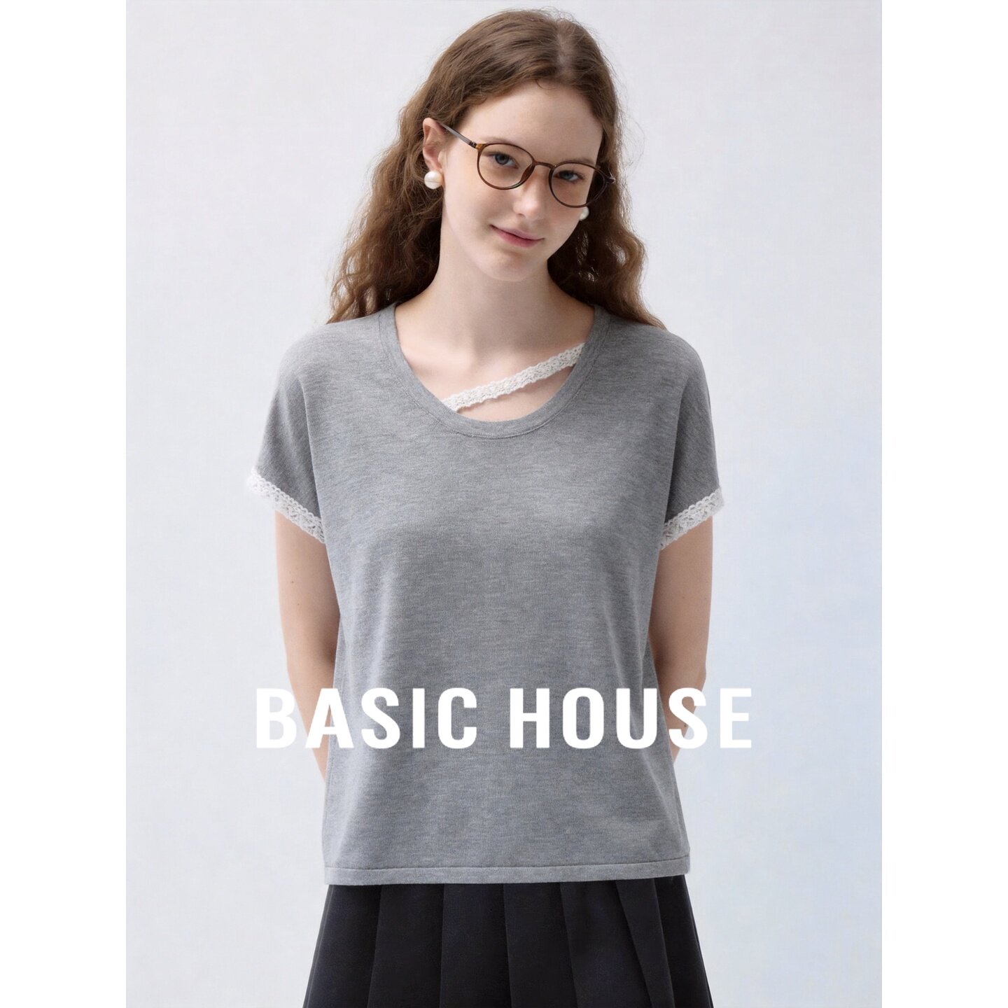 Basic House/百家好灰色蕾丝拼接圆领短袖女不规则百搭显瘦上衣