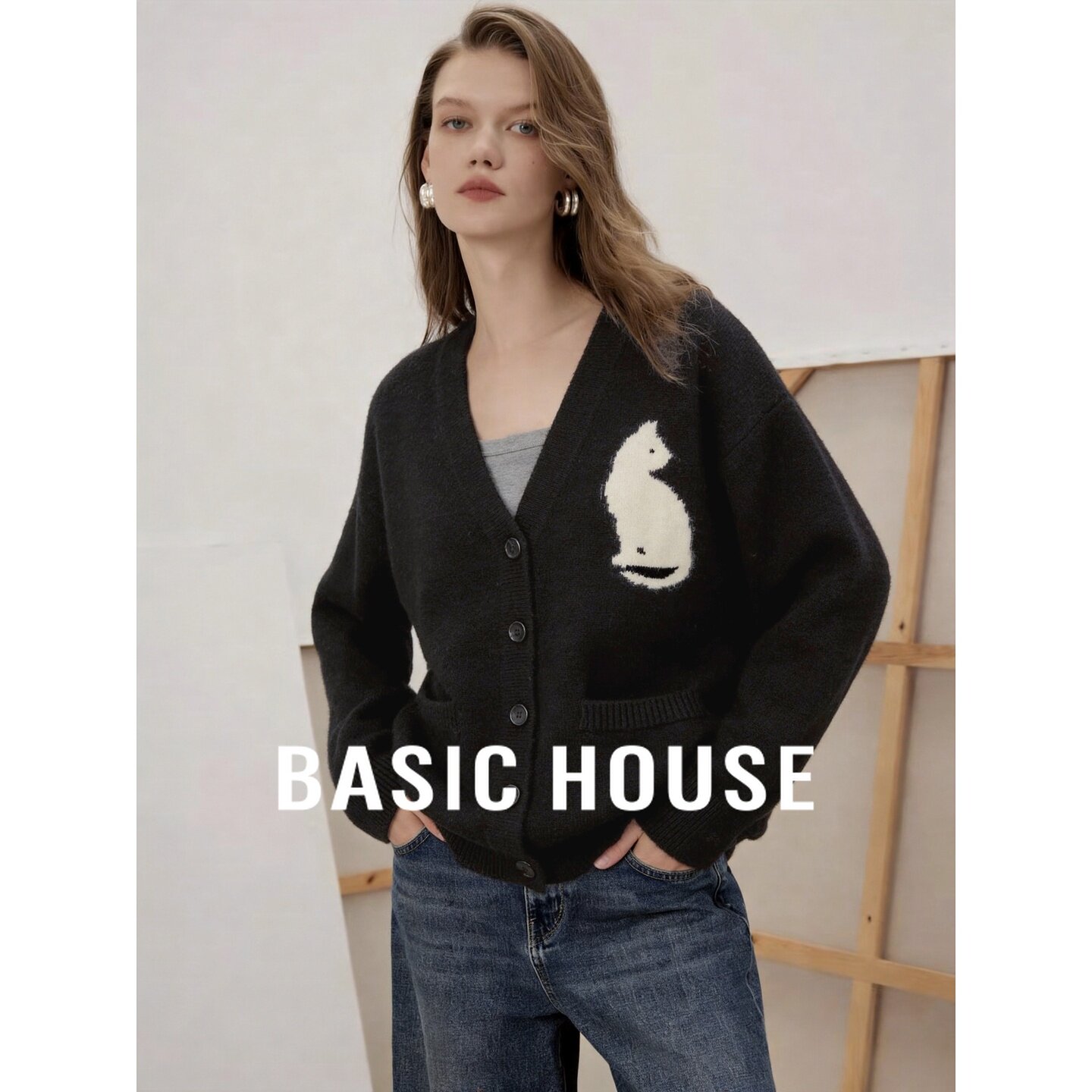 Basic House/百家好2026秋季黑色V领小熊绣花口袋宽松女针织开衫