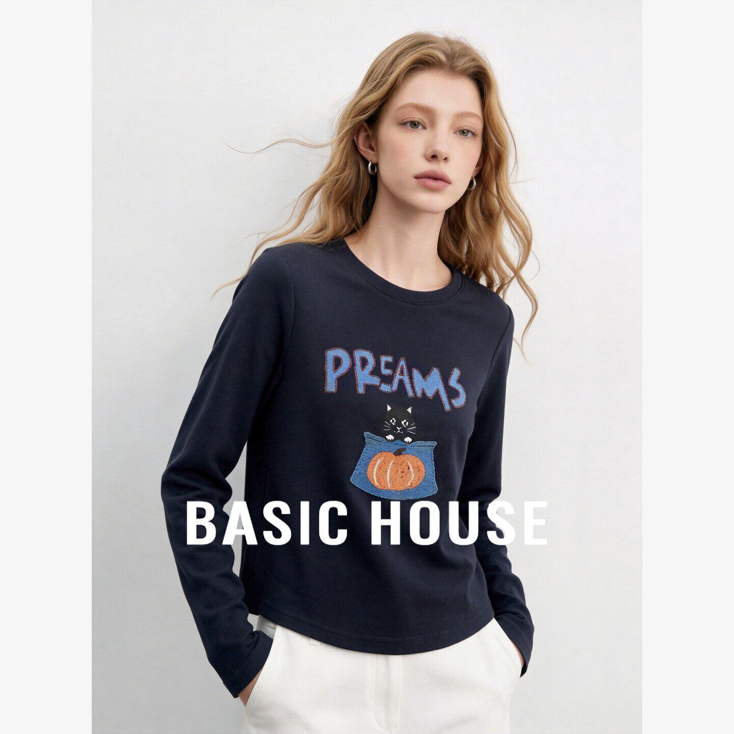 Basic House/百家好休闲猫咪卡通印花长袖T恤女装宽松打底衫上衣