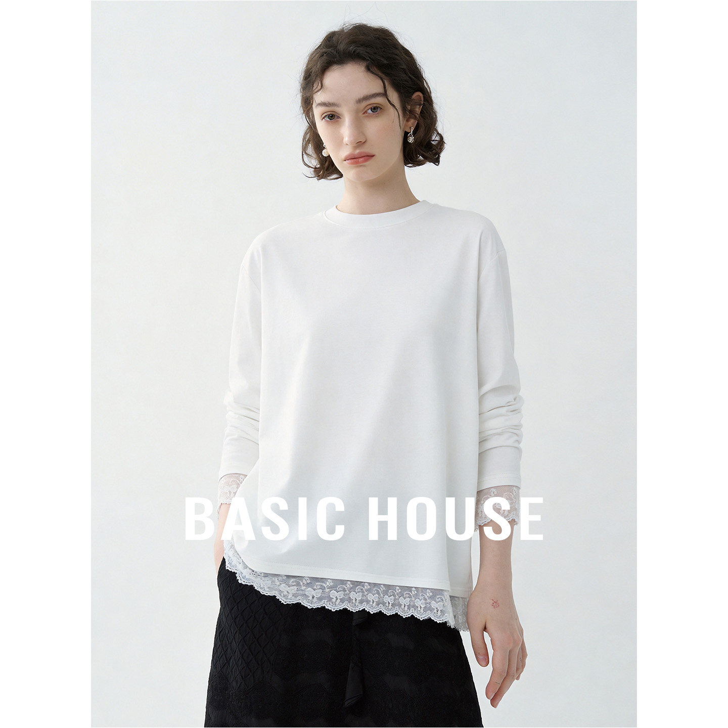 Basic House/百家好白色圆领蕾丝拼接设计长袖T恤女夏超好看上衣
