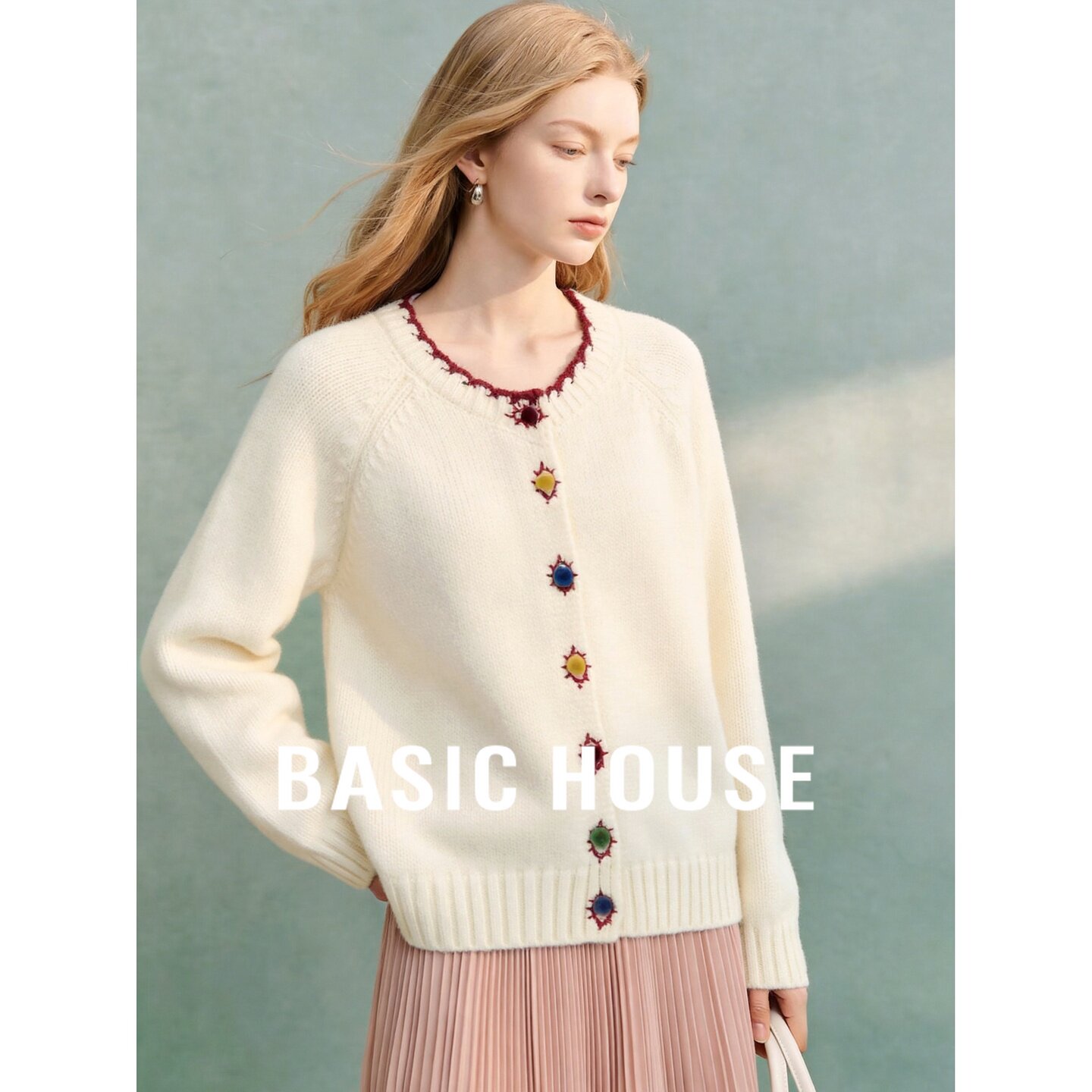 Basic House/百家好2026秋米白V领彩色花朵纽扣短款长袖针织开衫
