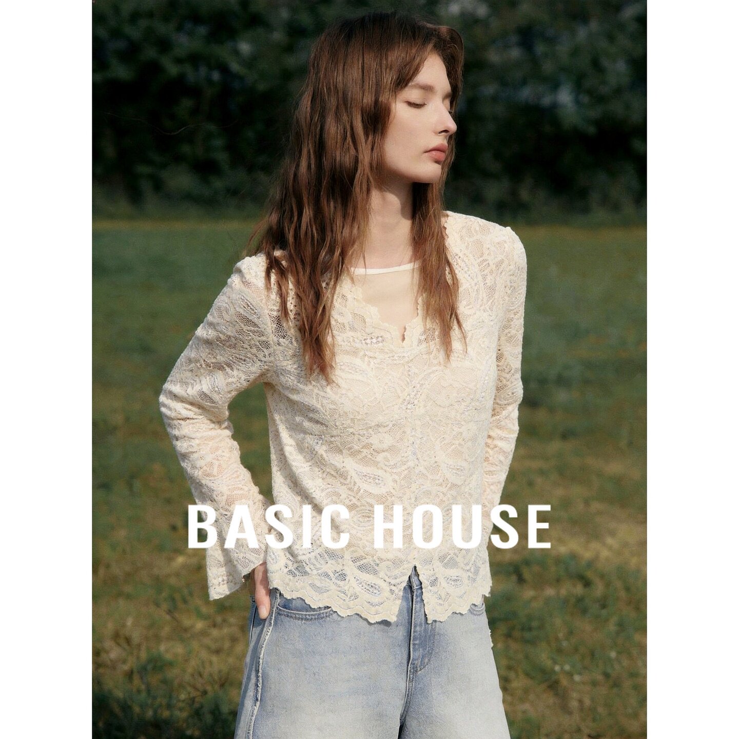 Basic House/百家好法式温柔风杏色镂空蕾丝V领喇叭袖T恤女秋新款