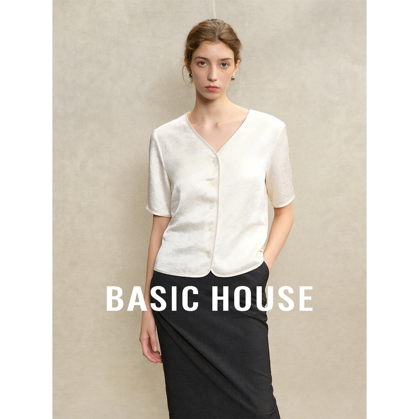 Basic House/百家好缎面V领短袖衬衫女夏季新款气质纯色短款上衣