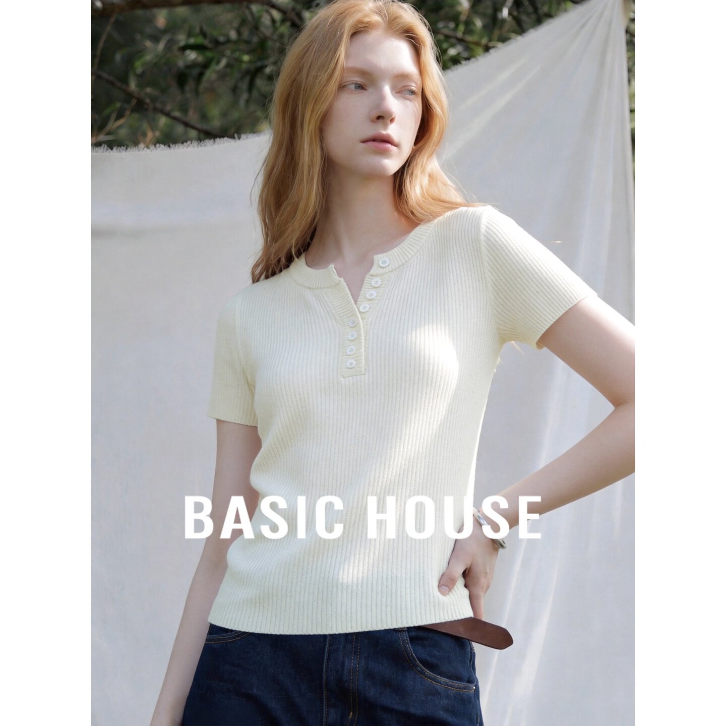 Basic House/百家好米白色圆领短袖针织衫女修身显瘦纽扣短款上衣
