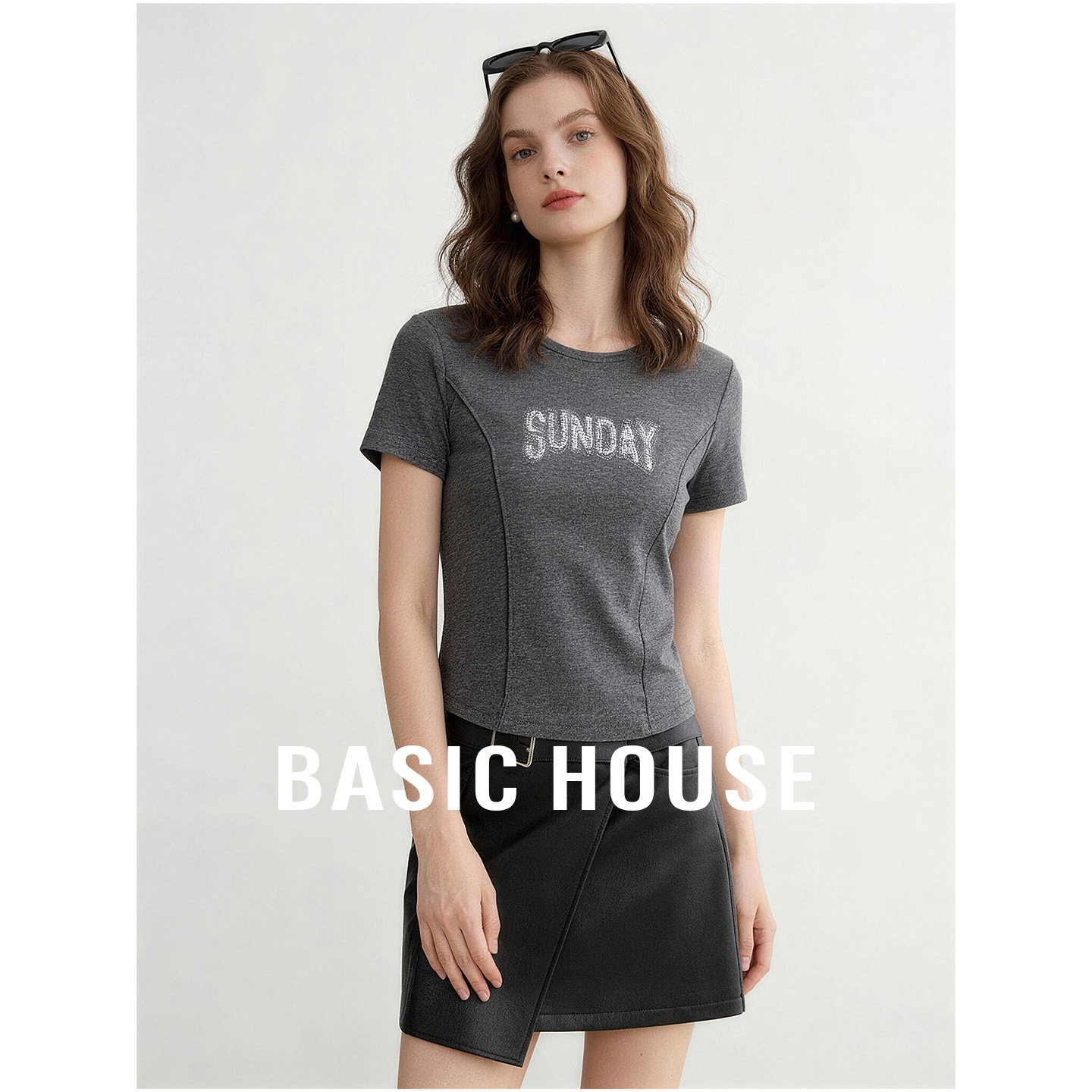 Basic House/百家好闪钻字母弧形下摆短款上衣女夏季辣妹显瘦内搭