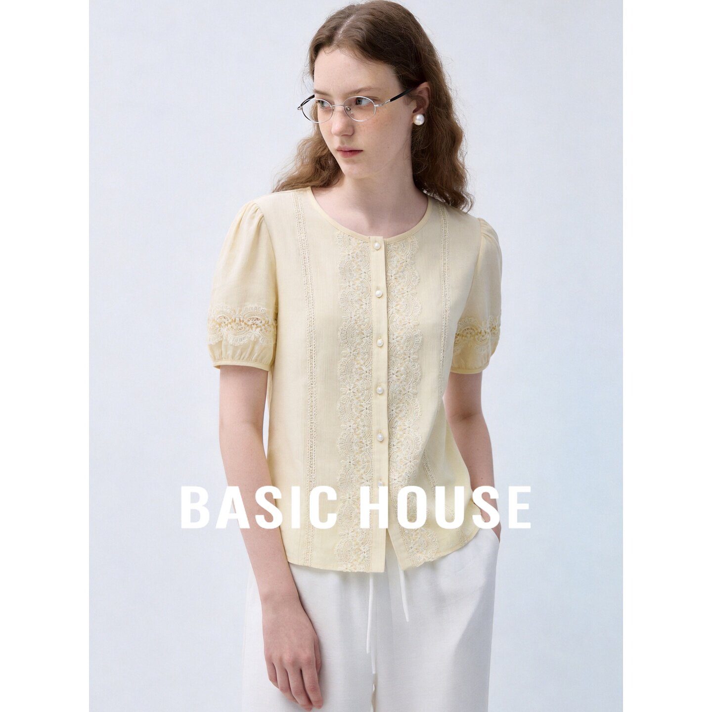 Basic House/百家好法式蕾丝拼接泡泡袖衬衫女黄色镂空气质上衣