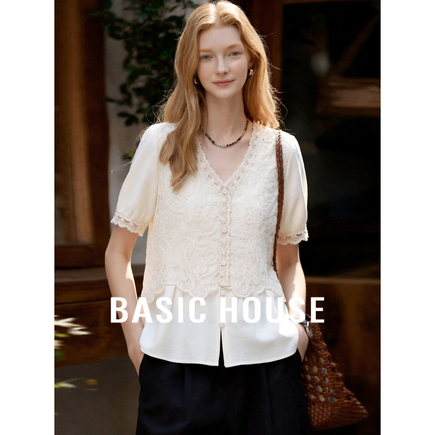 Basic House/百家好法式蕾丝刺绣V领衬衫女2026夏季米色通勤上衣