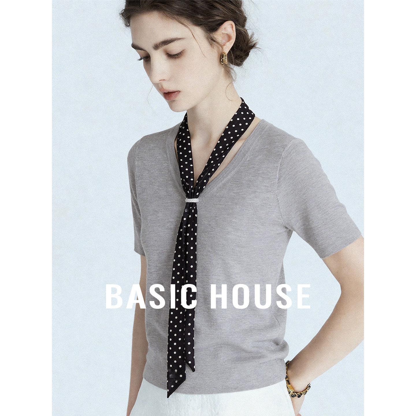 Basic House/百家好灰色V领波点领结设计针织衫女26夏季透气上衣