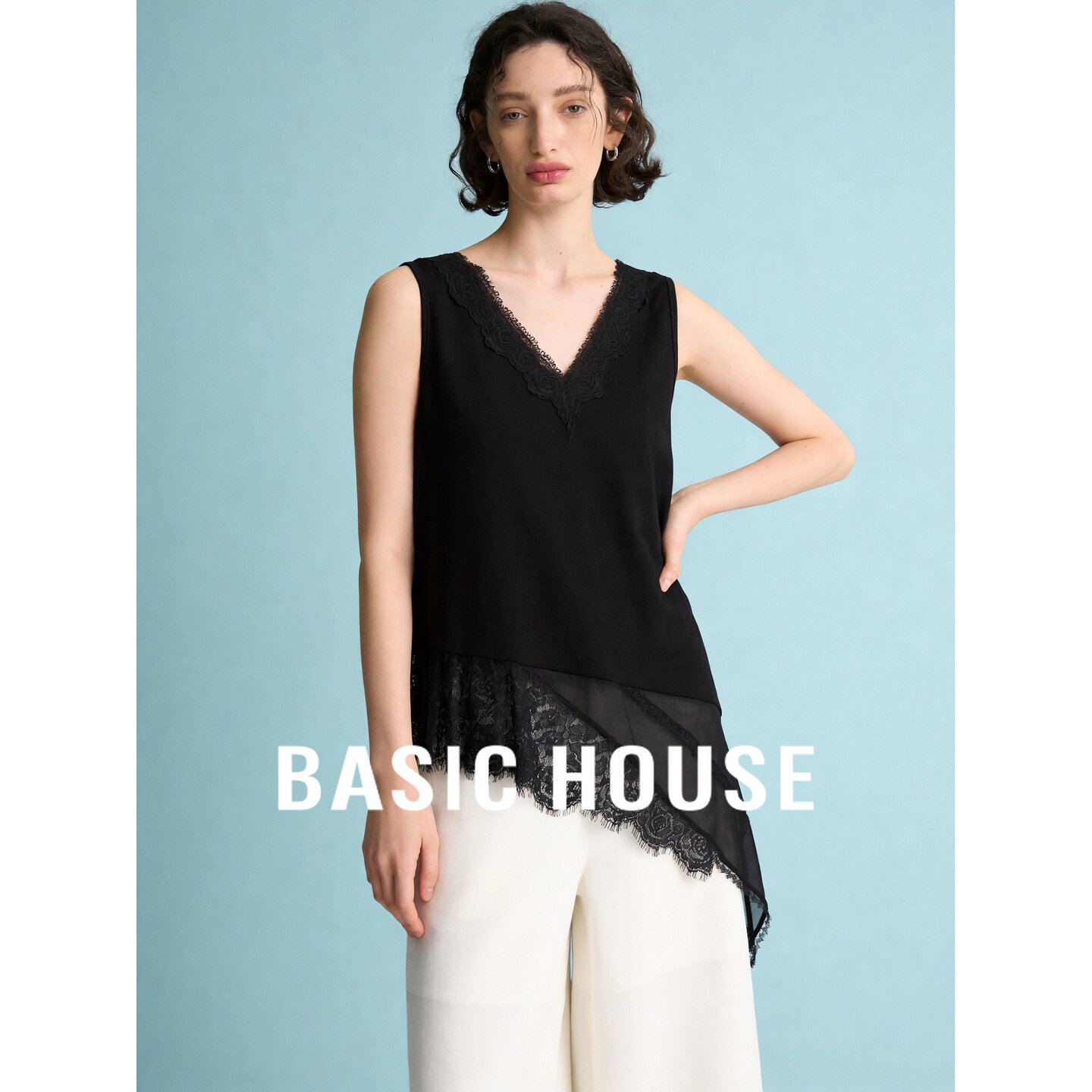 Basic House/百家好莱赛尔V领蕾丝拼接无袖T恤女不规则设计感上衣