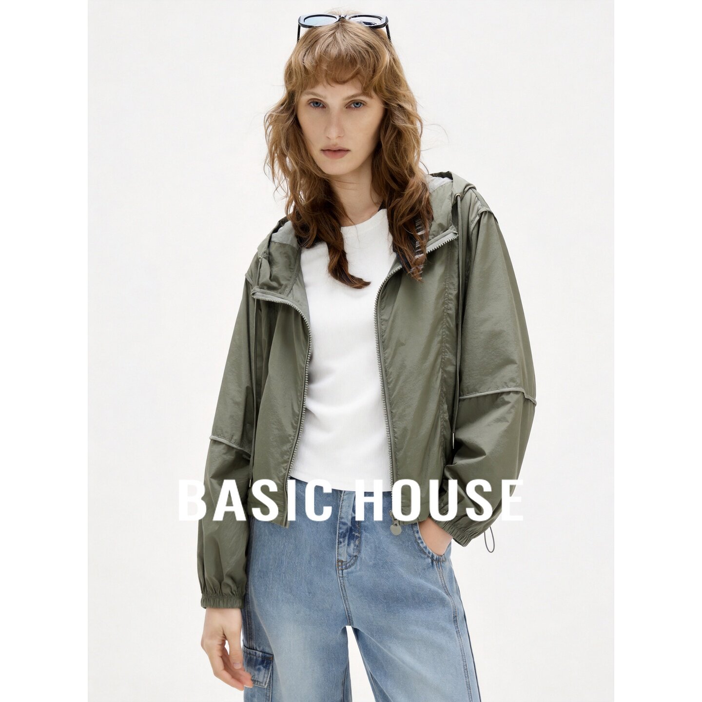 Basic House/百家好休闲风连帽短外套女绿色轻量防晒服拉链外套
