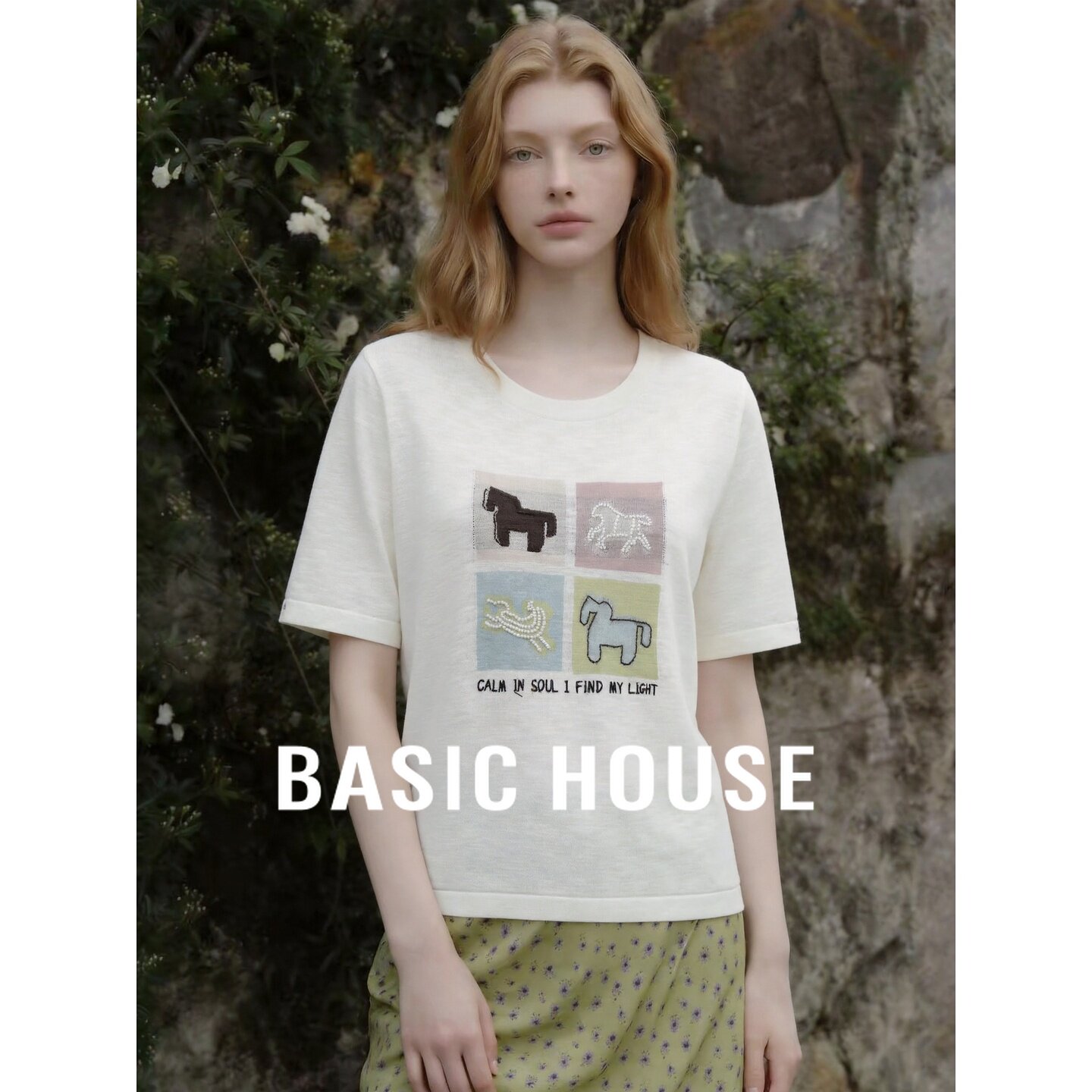 Basic House/百家好白色圆领短袖针织衫女夏卡通印花宽松百搭上衣
