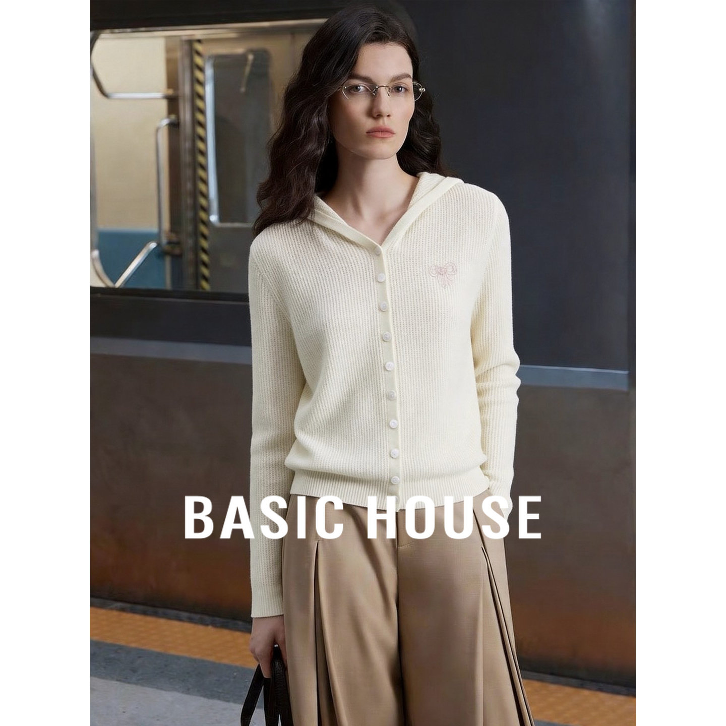 Basic House/百家好莱赛尔连帽针织开衫女白色纽扣毛衣高级感显瘦