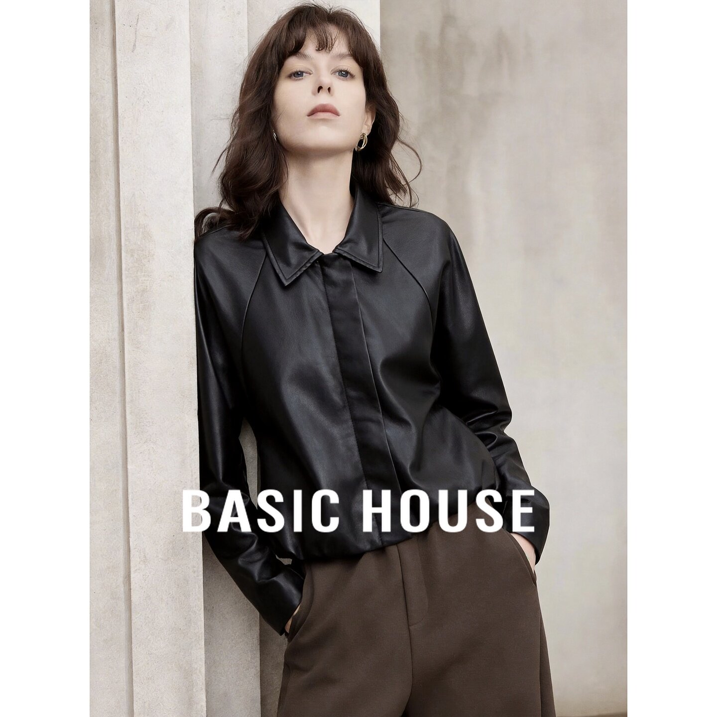 Basic House/百家好复古机车风翻领皮质夹克女黑色短款百搭外套