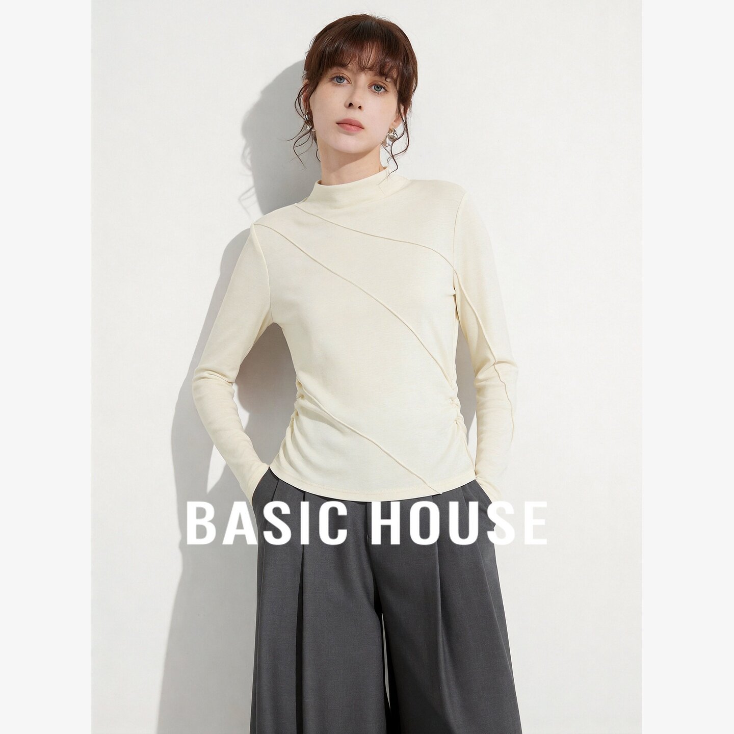 Basic House/百家好简约高领长袖T恤女修身打底衫设计感线条上衣